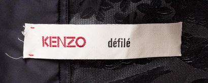 null KENZO défilé par Antonio Marras Collection prêt-à-porter Automne/Hiver 2006-2007

Manteau...