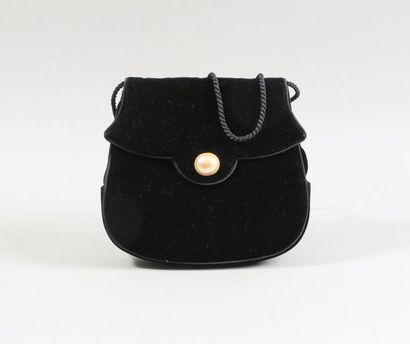null Yves SAINT LAURENT haute couture

Petit sac du soir 20cm en velours noir, fermeture...