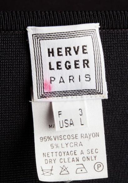 null Hervé LEGER Paris

Robe longue en guipure noire à effet de rayures, encolure...