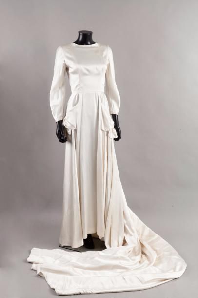 null Anonyme circa 1930

 Robe de mariée en satin ivoire, ras du cou, manches longues,...