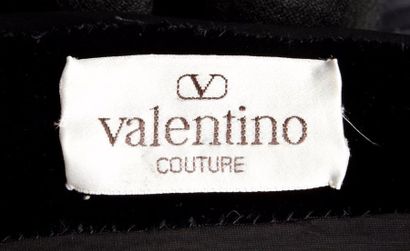 null VALENTINO couture circa 1980

Robe longue, buste en velours noir, décolleté...