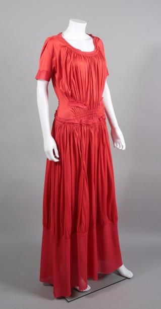 null Issey MIYAKE circa 2010

Robe longue en jersey de coton rouge, manches courtes,...