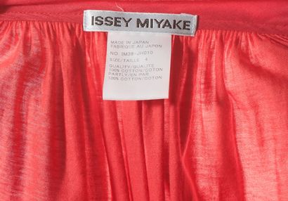 null Issey MIYAKE circa 2010

Robe longue en jersey de coton rouge, manches courtes,...