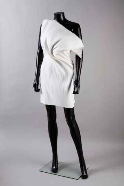 null Issey MIYAKE Collection Printemps-Eté 1991 

Modèle Colombe

Robe sculpture...