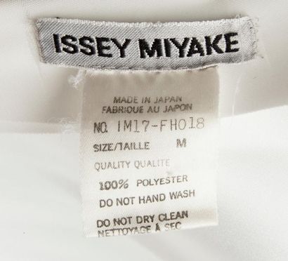 null Issey MIYAKE Collection Printemps-Eté 1991 

Modèle Colombe

Robe sculpture...