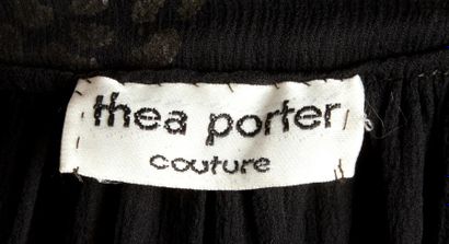 null Thea PORTER circa 1968/1970

Robe djellaba en mousseline noire gansée de soutaches,...