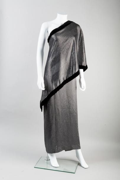 null GUCCI circa 1970

Robe longue en lamé argent et soie noire gansé de velours,...