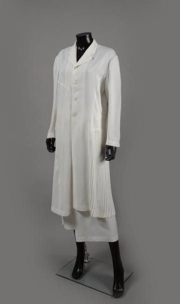 null COMME des GARCONS circa 1980 

Manteau en fibranne blanche, col tailleur, découpes...