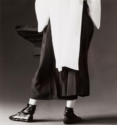 null Photographe non identifié

Yohji Yamamoto, collection 1984.

Deux épreuves argentiques...