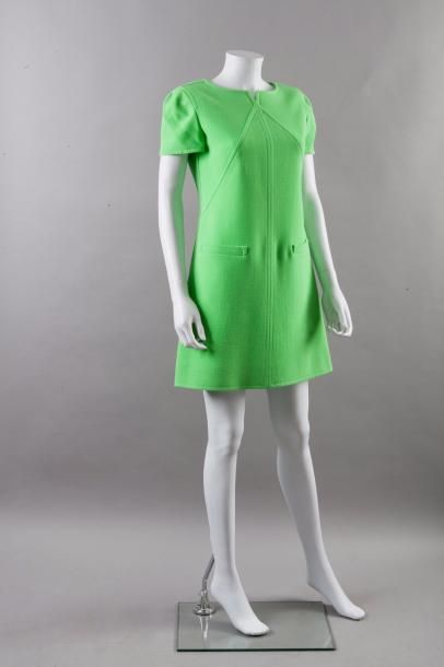 null COURREGES

Ensemble vert pomme composé d'une robe en lainage, encolure ronde...