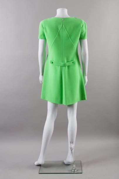 null COURREGES

Ensemble vert pomme composé d'une robe en lainage, encolure ronde...