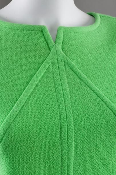 null COURREGES

Ensemble vert pomme composé d'une robe en lainage, encolure ronde...