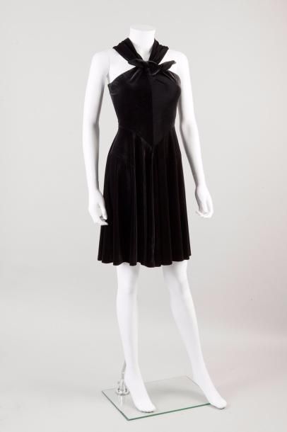 null ALAÏA Couture

Ensemble noir composé d'une robe en velours à encolure américaine...