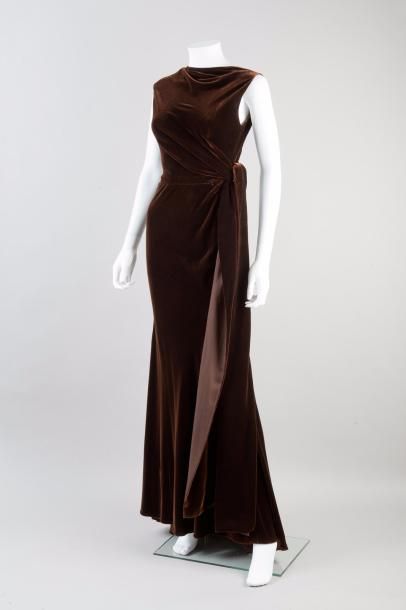null ALAÏA Couture circa 1990

Robe du soir en velours de soie marron, encolure bénitier...