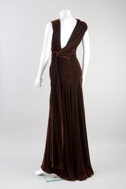 null ALAÏA Couture circa 1990

Robe du soir en velours de soie marron, encolure bénitier...