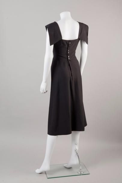 null CARVEN circa 1947/1949

Robe de jour en reps noir, décolleté carré, sans manche,...