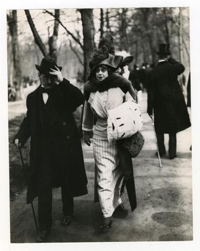 null Jacques-Henri Lartigue (1894-1986)

Mode au Bois de Boulogne, 1911-1966.

Hiroko...