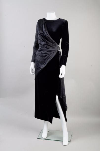 null Pierre CARDIN (attribué à)

Robe longue en velours et soie noir, encolure bateau,...