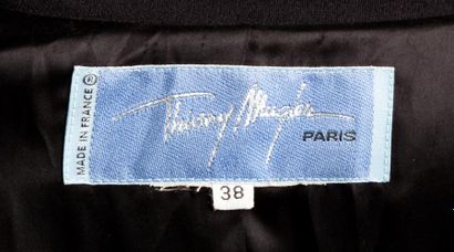 null Thierry MUGLER, circa 1985/1987

Manteau redingote en lainage noir, col châle...