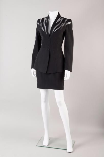 null Thierry MUGLER

Tailleur jupe en gabardine de laine noire, composé d'une veste...