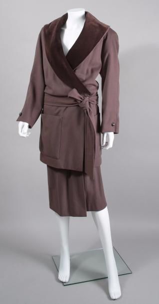 null Nina RICCI haute couture circa 1985/1987 par Gérard PIPART

Ensemble en lainage...