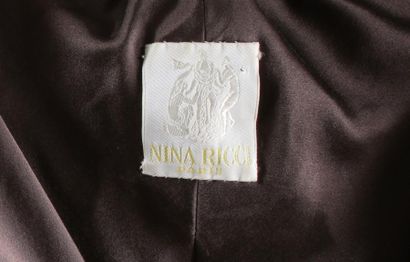 null Nina RICCI haute couture circa 1985/1987 par Gérard PIPART

Ensemble en lainage...
