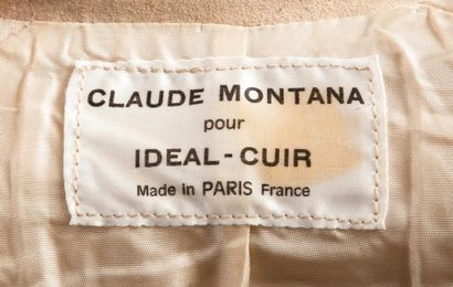 null Claude MONTANA pour Idéal Cuir

Robe en daim beige gansé de cuir or, col montant...