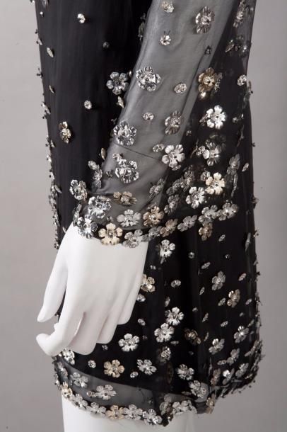 null AZZARO

Mini robe en mousseline de soie noir rebrodé de fleurs en métal argenté...
