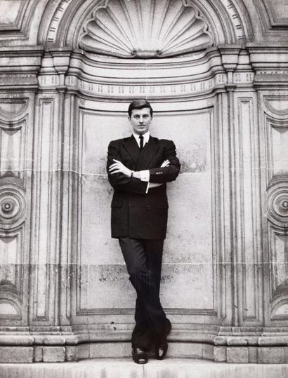 null Robert Jean Chapuis - Jean-Pierre Ledos

Hubert de Givenchy, c. 1970.

Le couturier...