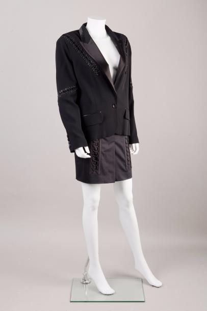 null Barbara BUI circa 1990

Lot composé d'une veste smoking en crêpe viscose noir...
