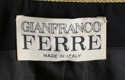 null Gianfranco FERRE circa 2000

Veste en crêpe viscose noir et organdi de soie...