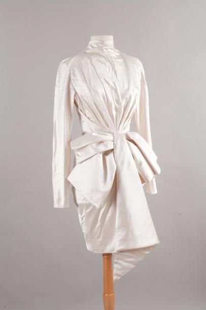 null LECOANET-HEMANT circa 1988/1990

Mini- robe de mariée en satin blanc, encolure...