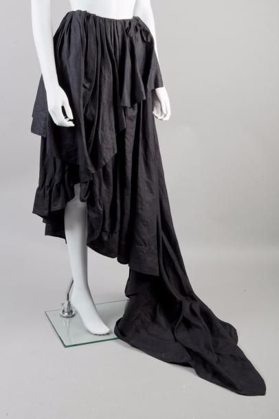 null Yohji YAMAMOTO

Importante jupe en lin noir entièrement drapée, effet de portefeuille,...