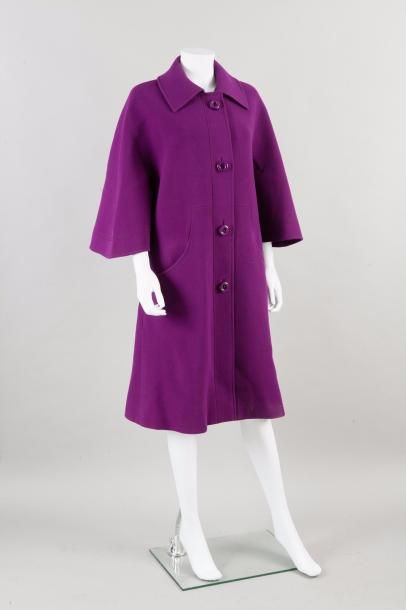 null ANONYME Circa 1962-1968

Lot de deux manteaux en lainage surpiqués, l'un prune...