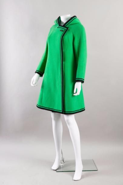 null ANONYME Circa 1968-1972

Manteau en drap de laine vert, capuche d'inspiration...