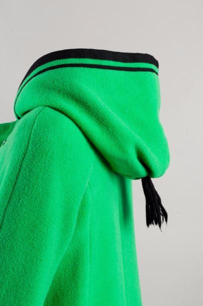 null ANONYME Circa 1968-1972

Manteau en drap de laine vert, capuche d'inspiration...