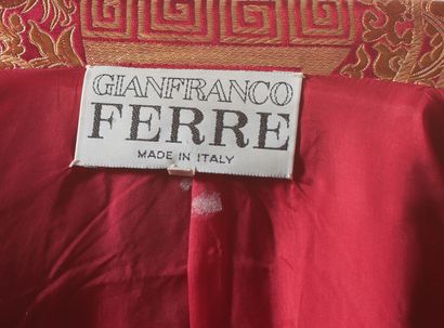 null Gianfranco FERRE circa 1990/1996

Blazer en satin rouge et or, motifs asiatiques,...