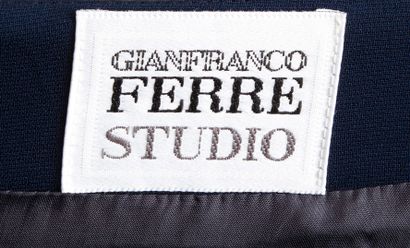null Gianfranco FERRE boutique circa1990

Robe fourreau longue du soir en crêpe marine,...