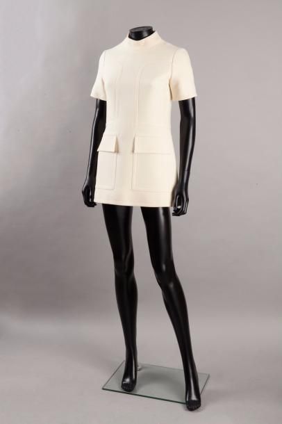 null Sport jeune par Max Armand COPELET Circa 1962-1968

Mini robe en lainage ivoire...