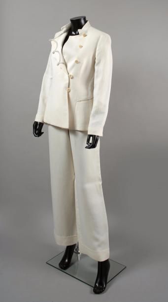 null Giorgio ARMANI circa 2000/2005

Ensemble en lin blanc composé d'une veste d'inspiration...