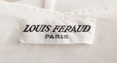 null Louis FERAUD, Anonyme

Robe en jersey de soie blanc à important col bénitier,...