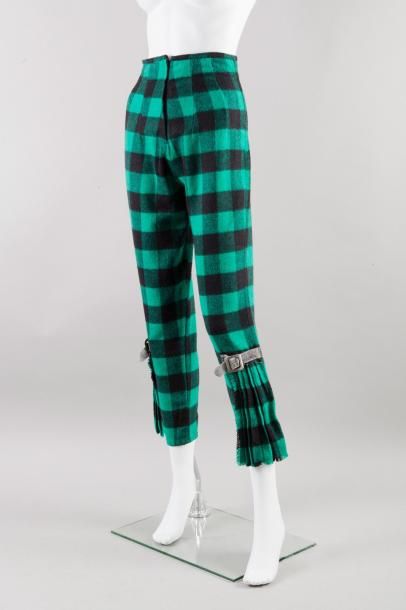 null GAULTIER Junior

Pantalon en lainage à carreaux vert, noir, taille haute, bas...