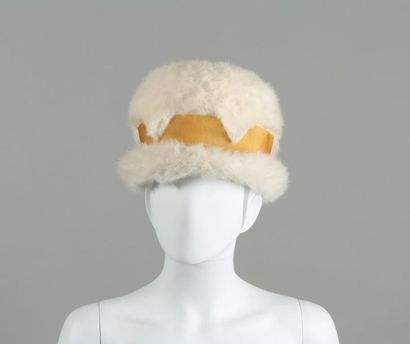 null SCHIAPARELLI par H.B mousse circa 1950

Chapeaux cloche en fausse fourrure blanche...