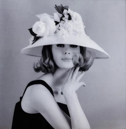 null Jean-Jacques Bugat 

Vogue, 1965. 

Monique Chevalier avec un chapeau de Jean...