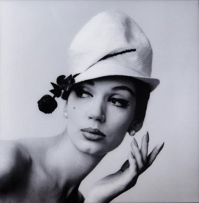 null Jean-Jacques Bugat

Vogue, 1965. 

Simone D'Aillencourt avec un chapeau de Jean...