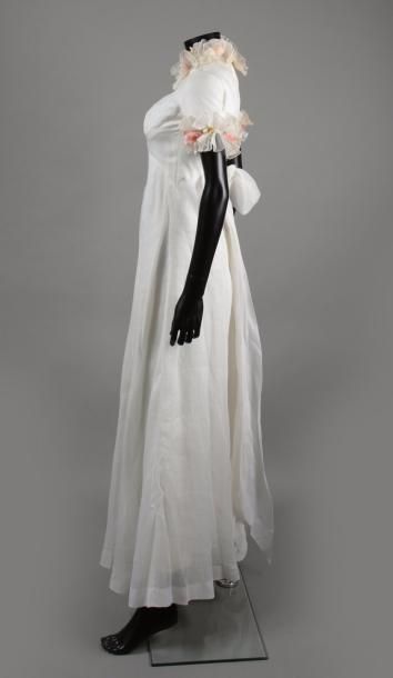 null CARVEN circa 1970

Robe de demoiselle d'honneur longue en organdi blanc, ras...