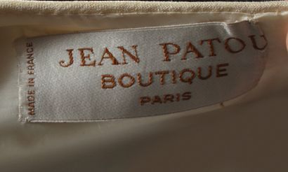 null Jean PATOU boutique circa 1968/1970

Robe en crêpe ivoire encolure bateau soulignée...