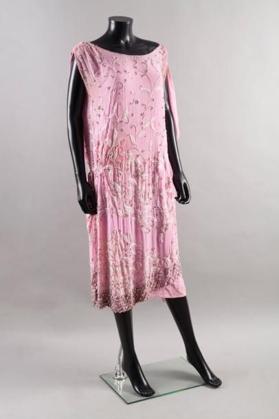 null Jean PATOU haute couture n°31603 circa1923/1926

Robe en crêpe Georgette rose...