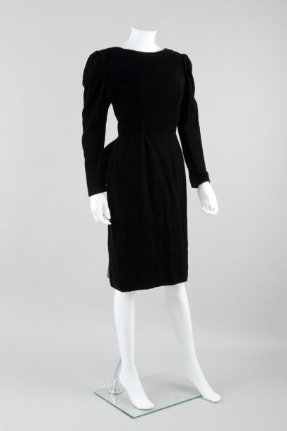 null LANVIN circa 1980

Robe de cocktail en velours viscose et soie noir, encolure...