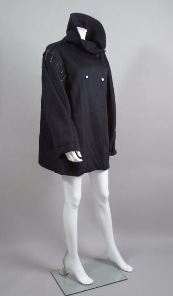 null Anne- Marie BERETTA Médiane circa 1983

3/4 over size en drap marine, large...